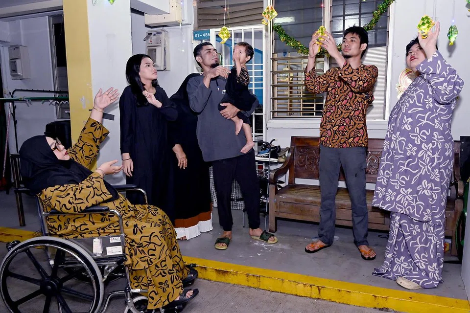 Walaupun Cik Tuty Ayu Ibrahim (kiri) berkerusi roda akibat penyakit barah buah dada, beliau terus berjuang demi anak-anaknya, (dari kiri) Mellina Shahira Ardi Yanto, Encik Kamarrul Aidil Abdullah, Encik Ardi Hiryanto Ardi Yanto dan Melissa Shahirah Ardi Yanto.