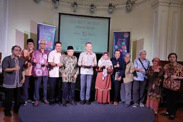 Pengerusi Majlis Bahasa Melayu Singapura (MBMS), Encik Mohd Fahmi Aliman (enam dari kiri), dan Pengerusi Jawatankuasa Persuratan MBMS, Dr Azhar Ibrahim (paling kanan), bergambar bersama ahli MBMS dan sasterawan Singapura di acara Hari Mastera 2024 pada 17 Ogos. 