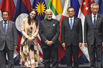 DAGANGAN BEBAS:(Dari kiri) Perdana Menteri Kemboja Hun Sen; Perdana Menteri New Zealand Jacinda Ardern; Perdana Menteri India Narendra Modi; Perdana Menteri China Li Keqiang dan PM Lee bergambar di Puncak RCEP Kedua semalam. - Foto AFP