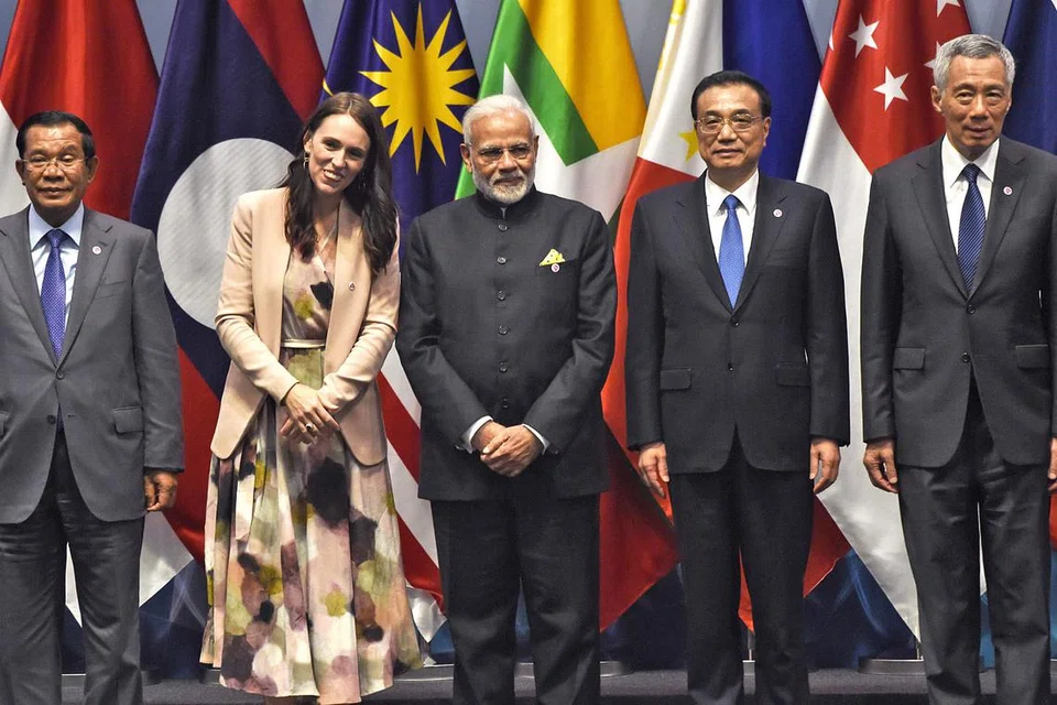 DAGANGAN BEBAS:(Dari kiri) Perdana Menteri Kemboja Hun Sen; Perdana Menteri New Zealand Jacinda Ardern; Perdana Menteri India Narendra Modi; Perdana Menteri China Li Keqiang dan PM Lee bergambar di Puncak RCEP Kedua semalam. - Foto AFP