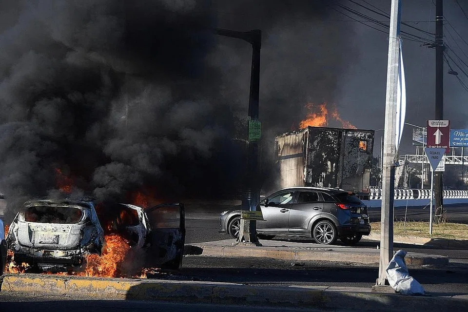 OPERASI PERANGI DADAH: Asap tebal dan beberapa kenderaan terbakar dilihat susuli operasi pihak berkuasa Mexico semasa menangkap 'raja' dadah, Ovidio Guzman, di Culiacan, wilayah Sinaloa, Mexico. Rakaman video yang dikongsi di media sosial menunjukkan pertempuran sengit antara pegawai keselamatan dengan anggota sindiket dadah itu kelmarin. - Foto REUTERS