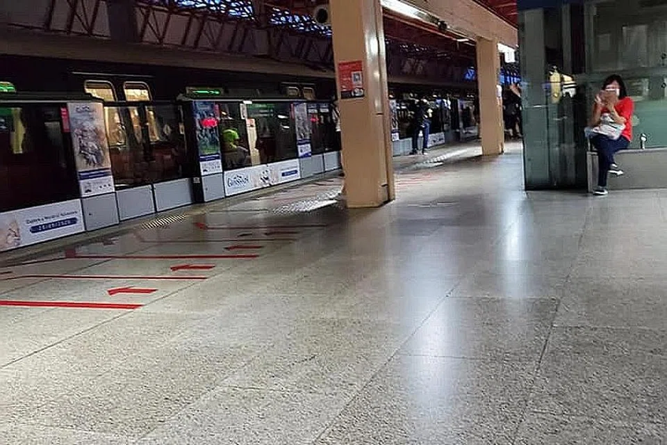 MEMBIMBANGKAN: Beberapa papan tanda di platform stesen MRT Jurong East terpadam akibat bekalan elektrik yang terganggu. Penumpang juga perlu menunggu hingga kesesakan reda sebelum dapat keluar dari stesen berkenaan. - Foto SADIAH FARAG