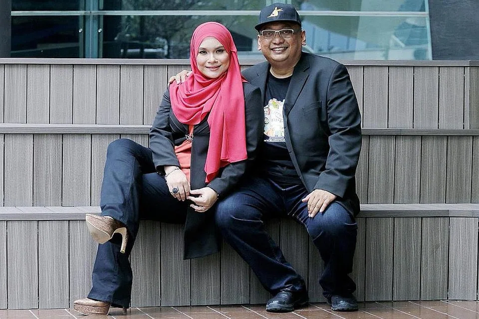 SENTIASA BERSIKAP POSITIF: Nora sentiasa mengingati pesanan arwah suaminya, komposer terkenal Johan Nawawi (gambar atas), supaya sentiasa menanamkan semangat positif dalam dirinya. - Foto NSTP/BHM