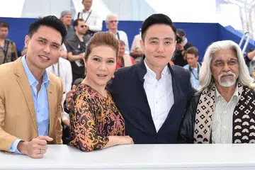PENCAPAIAN MEMBANGGAKAN: Apprentice yang 80 peratus menggunakan bahasa Melayu diberi sambutan luar biasa dan ulasan positif oleh media antarabangsa, memberikan semangat buat (dari kiri) pelakon Firdaus Rahman dan Mastura Ahmad, pengarah Boo Junfeng serta pelakon Malaysia Wan Hanafi Su. - Foto AFP