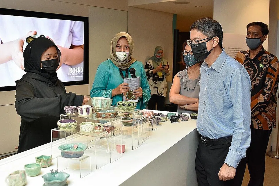 TINJAU KARYA: Dr Faishal Ibrahim bersama (dua dari kiri) Setiausaha kehormat HGEF, Cik Haslinda Putri Harun; CEO Galeri Nasional Singapura, Cik Chong Siak Ching; dan anggota jawatankuasa HGEF, Encik Abdul Halim Kader, melihat karya seni yang dipamerkan dalam pameran seni seramik Rindu di Galeri Nasional Singapura kelmarin. - Foto JULYNDRA ANIS