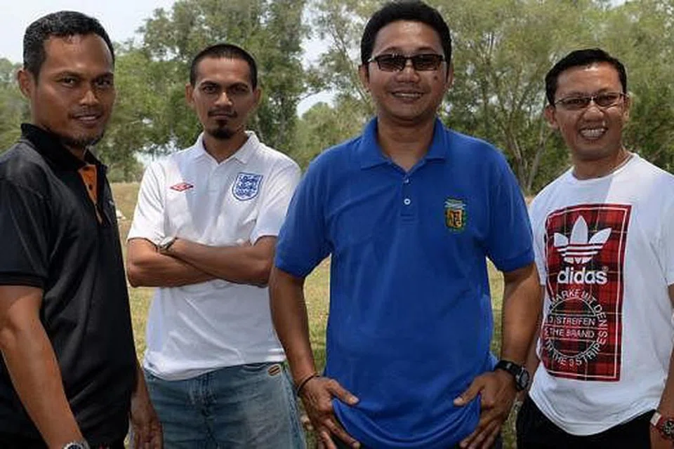 ANAK BUAH BOYOT: (Dari kiri) Encik Mohd Anwar Badarun, Encik Murad Badarun, Encik Hasim Karith dan Encik Mohd Kamaruddin Masran membentuk pasukan D'boyotz Boyz 2 Menz - salah satu pasukan yang akan bersaing dalam kategori 35 tahun ke atas (A-35). - Foto TAUFIK A. KADER 