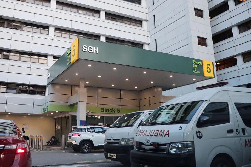 Seorang warga India, berusia 44 tahun dilaporkan meninggal dunia pada 8 Jun lalu akibat serangan jantung dan disahkan positif Covid-19 pada 10 Jun setelah beliau dihantar ke jabatan kecemasan Hospital Besar Singapura. - FOTO: Fail. 