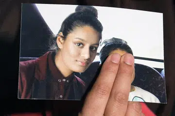 MUNGKIN HILANG KERAKYATAN: Pada 2015, Shamima Begum, yang berasal dari Bethnal Green di timur London, menarik perhatian dunia dia pergi ke Syria bersama dua rakan sedarjahnya ketika itu berusia 15 tahun. - REUTERS
