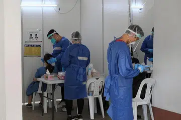 UJIAN SWAB: Bagi memenuhi keperluan golongan berkeperluan khas, MOH antara lain sedang meneroka pilihan mendapatkan relawan profesional yang dilatih untuk bekerja dengan golongan itu bagi menjalankan ujian Covid-19 bagi mereka, dan akan menyemak penggunaan ujian kurang mengganggu bagi mereka yang kurang upaya. - Foto BH oleh DESMOND FOO