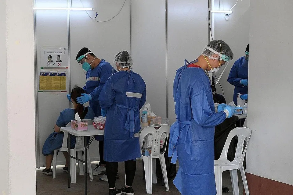 UJIAN SWAB: Bagi memenuhi keperluan golongan berkeperluan khas, MOH antara lain sedang meneroka pilihan mendapatkan relawan profesional yang dilatih untuk bekerja dengan golongan itu bagi menjalankan ujian Covid-19 bagi mereka, dan akan menyemak penggunaan ujian kurang mengganggu bagi mereka yang kurang upaya. - Foto BH oleh DESMOND FOO