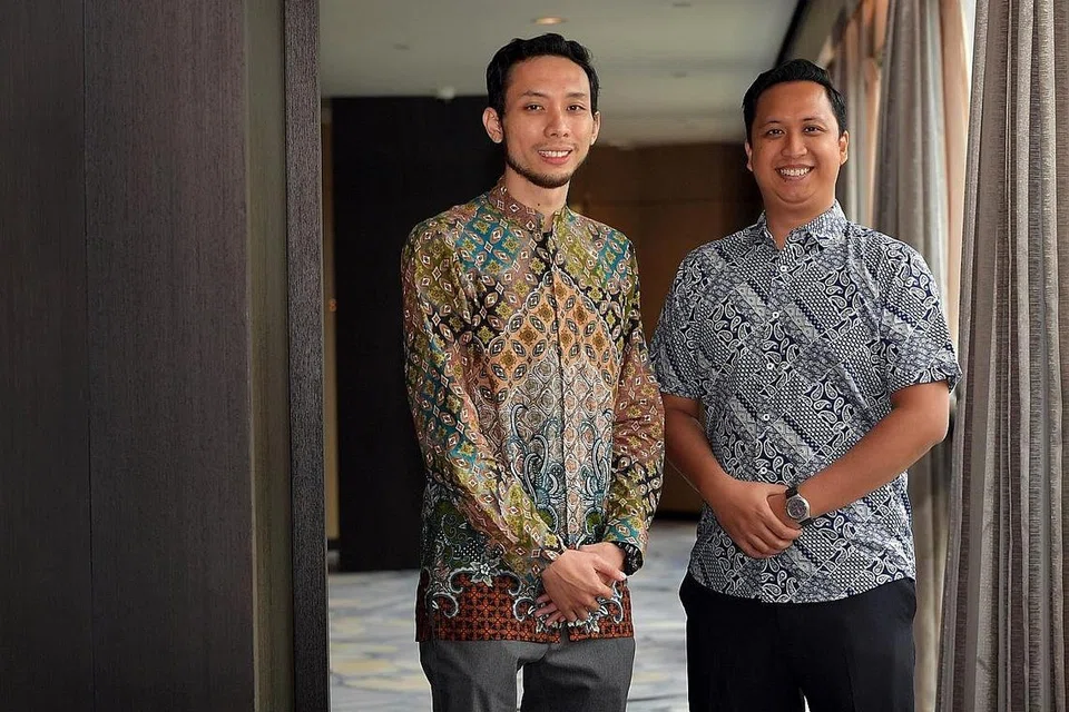 UMUR MUDA BUKAN PENGHAMBAT: Ustaz Ahmad Helmi Mohd Hasbi (kiri) dan Ustaz Ahmad Saiful Rijal antara asatizah lebih muda yang tampil memberi kaunseling kepada individu radikal dalam tahanan. - Foto BH oleh ALPHONSUS CHERN