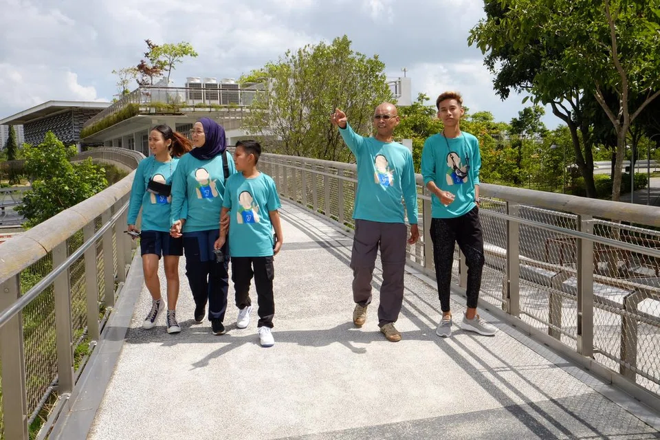 KUMPUL DANA ATAS NAMA ANAK: Keluarga Cik Haslindah Hassan (kedua dari kiri) berjalan di sekitaran Taman Tasik Jurong pada Januari 2022, sekitar dua bulan selepas pemergian anak bongsu mereka bagi acara pengumpulan dana ‘Walk With Aryan’, yang berjaya mengumpul sekitar $8,000 bagi CCF.
