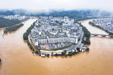 CHINA: TENGGELAM: Sekitaran jalan dan bangunan di Wuyuan, wilayah tengah China, Jiangxi, ditenggelami banjir buruk yang melanda ekoran hujan lebat sejak beberapa hari lalu. - Foto AFP