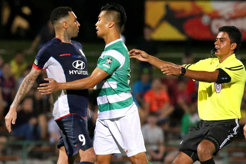 PANAS: Jermaine Pennant (kiri) dan Al-Qaasimy Abdul Rahman bertembung dalam pertemuan antara Tampines dengan Geylang. - Foto THE NEW PAPER