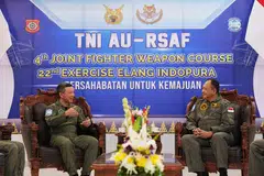 IKATAN KUKUH: Panglima Tentera Udara RSAF, Mejar Jeneral (MG) Kelvin Khong (kiri) dan Ketua Staf TNI AU Ketua Marsyal Udara (ACM) Fadjar Prasetyo, bertemu sewaktu pertemuan dua hala Latihan Elang Indopura.