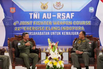 IKATAN KUKUH: Panglima Tentera Udara RSAF, Mejar Jeneral (MG) Kelvin Khong (kiri) dan Ketua Staf TNI AU Ketua Marsyal Udara (ACM) Fadjar Prasetyo, bertemu sewaktu pertemuan dua hala Latihan Elang Indopura.