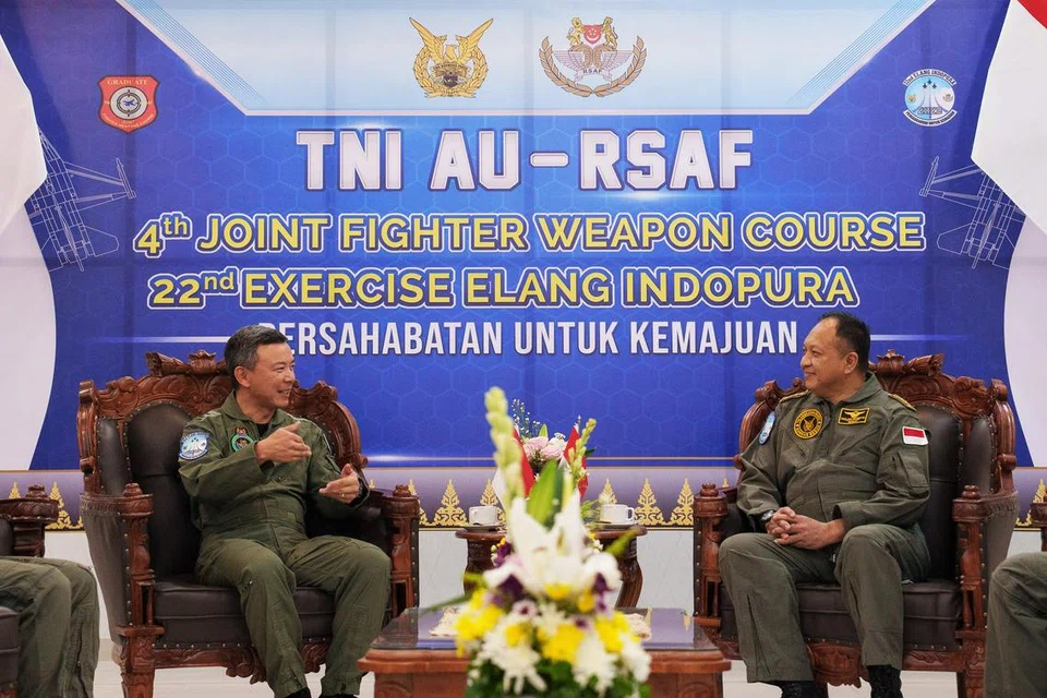 IKATAN KUKUH: Panglima Tentera Udara RSAF, Mejar Jeneral (MG) Kelvin Khong (kiri) dan Ketua Staf TNI AU Ketua Marsyal Udara (ACM) Fadjar Prasetyo, bertemu sewaktu pertemuan dua hala Latihan Elang Indopura.