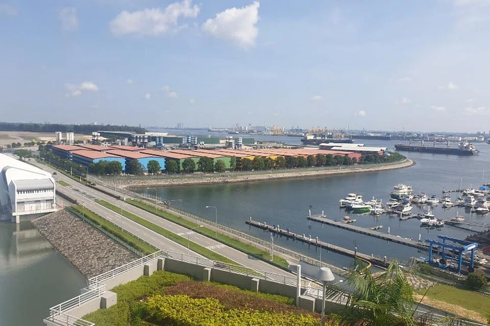 TIDAK JAUH: Pemandangan asrama S11 Dormitory @ Punggol dari koridor rumah Encik Muhd Nurhafiz Juma'at, di Sumang Walk yang jauhnya sekitar 2 kilometer. - Foto MUHD NURHAFIZ JUMA'AT