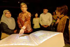 TEKS LAMA, TEKNOLOGI KINI: (Dari kiri) Profesor Madya Hadijah Rahmat; Dr Yaacob Ibrahim; Ketua Pegawai Eksekutif (CEO) NLB, Cik Elaine Ng; Setiausaha Tetap (Perhubungan dan Penerangan), Encik Gabriel Lim; dan Timbalan Pengarah, Kandungan dan Perkhidmatan (SingSEA & Pameran) NLB, Cik Tan Huism, di pelancaran pameran 'Ceritera di Alam Melayu: Manuskrip dan Naskhah Awal' semalam. - Foto M.O. SALLEH