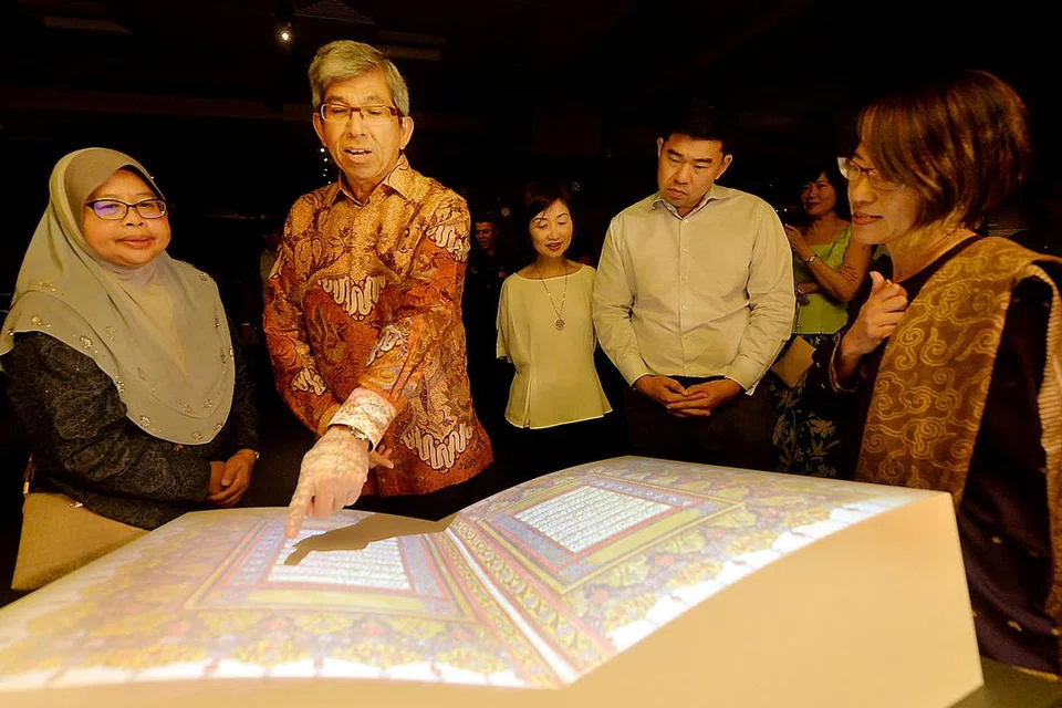 TEKS LAMA, TEKNOLOGI KINI: (Dari kiri) Profesor Madya Hadijah Rahmat; Dr Yaacob Ibrahim; Ketua Pegawai Eksekutif (CEO) NLB, Cik Elaine Ng; Setiausaha Tetap (Perhubungan dan Penerangan), Encik Gabriel Lim; dan Timbalan Pengarah, Kandungan dan Perkhidmatan (SingSEA & Pameran) NLB, Cik Tan Huism, di pelancaran pameran 'Ceritera di Alam Melayu: Manuskrip dan Naskhah Awal' semalam. - Foto M.O. SALLEH