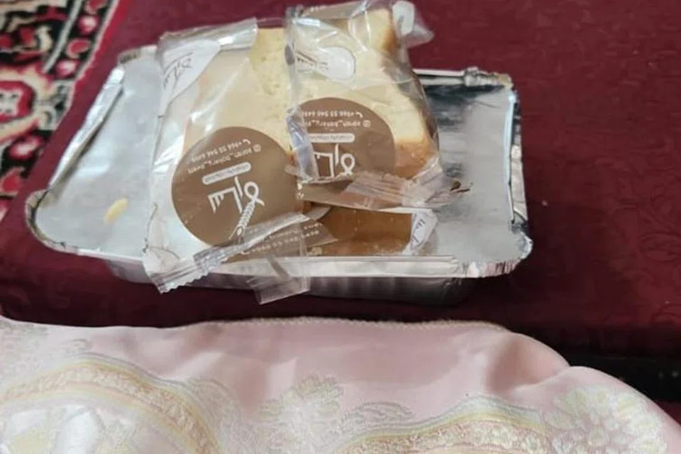 Jemaah yang menggunakan visa pelancong dari Singapura kekurangan makanan dan pada hari tertentu hanya diberikan roti untuk mengalas perut.