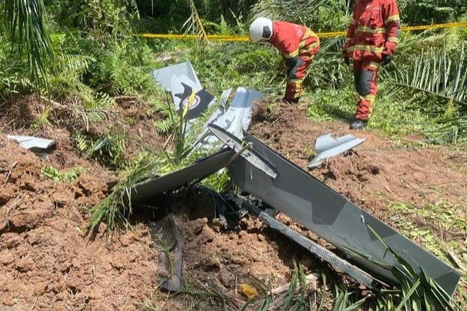 Pasukan mencari dan menyelamat (SAR) daripada Jabatan Bomba dan Penyelamat Selangor giat jalankan usaha mencari mangsa tragedi pesawat ringan terhempas di Kampung Tok Muda, Kapar, Klang, Selangor pada 13 Februari.