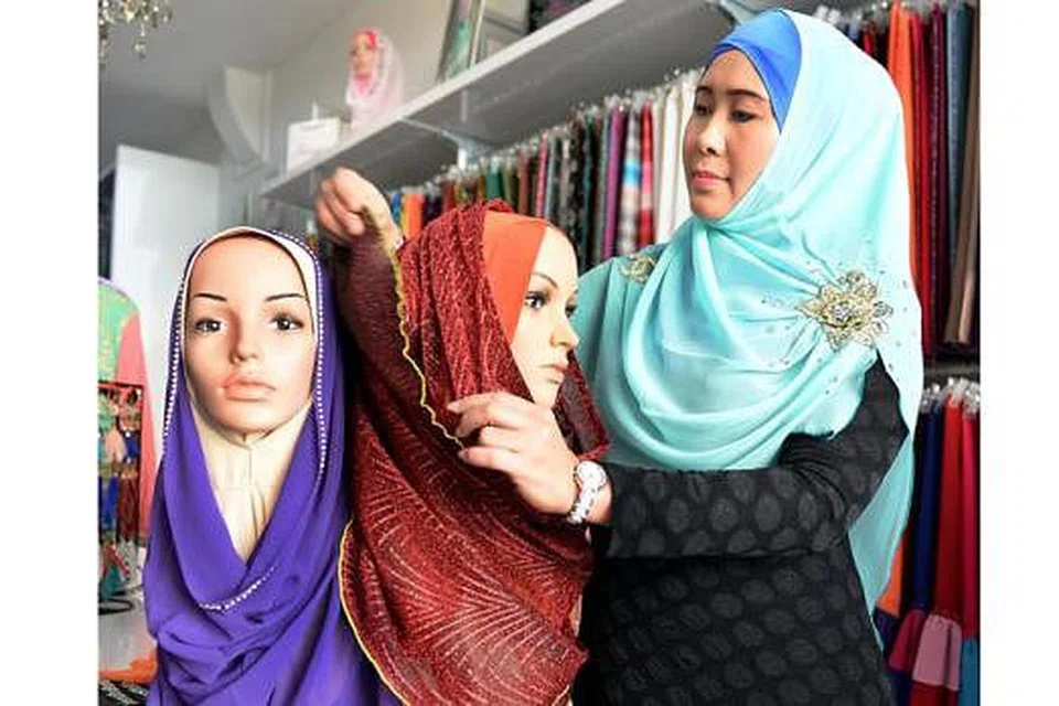 KEMBANG SAYAP KE JOHOR: Pemilik butik Tudungku Collection, Cik Lynn Siregar, bakal membuka butik di Bandar Baru Uda sehari sebelum puasa untuk mengembangkan lagi jenamanya di Seberang Tambak. - Foto ZAINAL YAHYA 