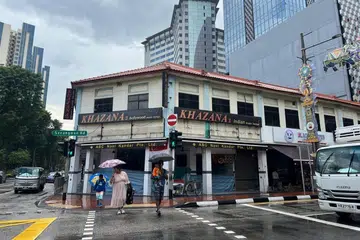Cawangan restoran ABC Nasi Kandar di Serangoon Road ditutup dengan tenda secara tidak teratur.