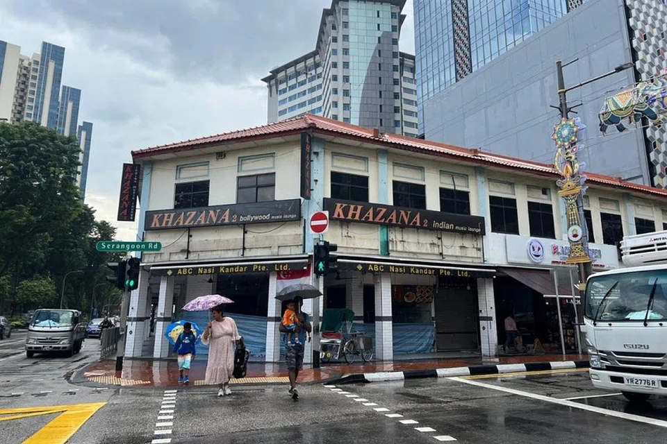 Cawangan restoran ABC Nasi Kandar di Serangoon Road ditutup dengan tenda secara tidak teratur.