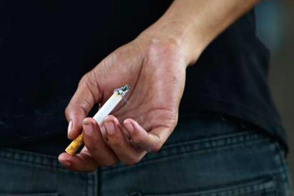 KADAR PEROKOK MUDA KIAN MENINGKAT: Mereka juga mula merokok pada usia muda - turun daripada usia 17 tahun pada 2001 kepada 16 tahun pada 2013. - Foto fail