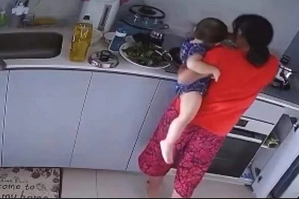 VIDEO JADI BUKTI: Pembantu rumah terlibat pada mulanya mendakwa bayi itu tersentuh periuk yang sedang memasak. Bagaimanapun, selepas melihat rakaman video, dia berkata dia menyakiti anak itu agar dia boleh pulang ke rumah. - Foto-foto AMY LOW MEI LIANG / FACEBOOK