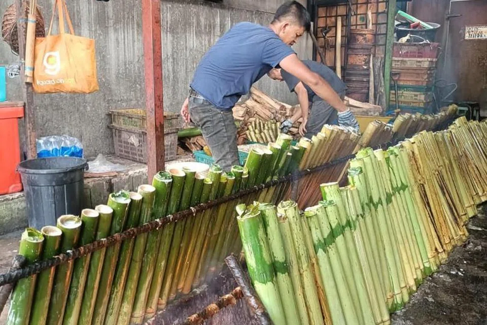 Pekerja di Lemang Pak Ali, di Hulu Klang, Selangor, membakar lemang untuk memenuhi permintaan pelanggan sempena Aidilfitri.