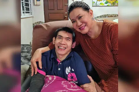 BERTEMANKAN KESABARAN: Hashimah Hamidon mempelajari erti kesabaran dan kecekalan menjaga anaknya yang mengalami palsi serebrum, Muhammad Kashif. - Foto ihsan HASHIMAH HAMIDON