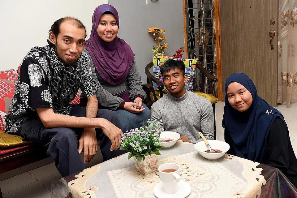 MEMBANGGAKAN KELUARGA: Walaupun Encik Mohamed Ferdaus (kiri) enggan memberitahu keluarga pada mulanya, isterinya Cik Wilyana (dua dari kiri), dan anak mereka Muhammad Mu'iz (dua dari kanan) dan Nurul Jannah amat berbesar hati dengan apa yang beliau lakukan. - Foto BH oleh KHALID BABA