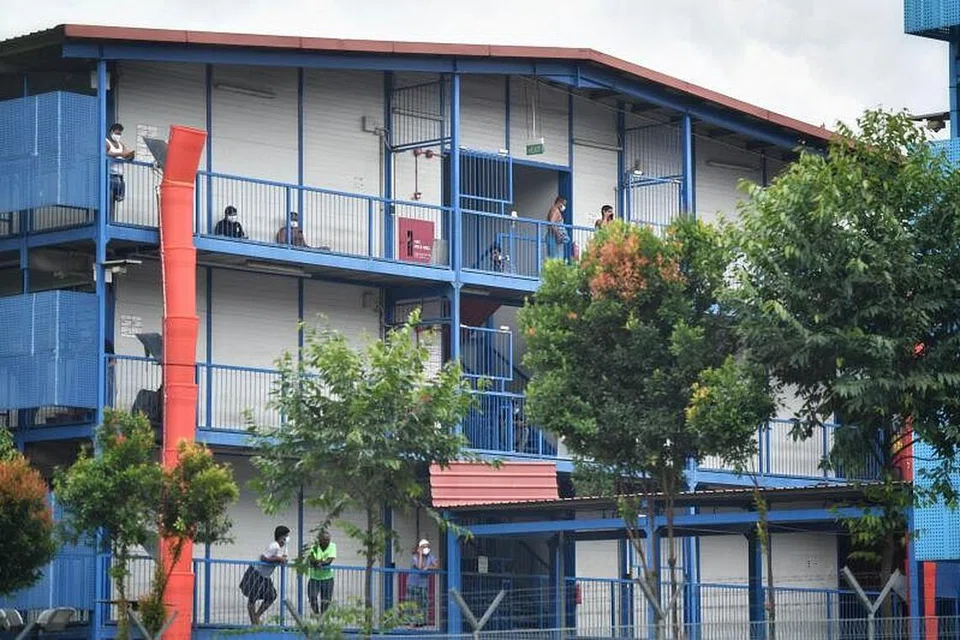 DORMITORI KEKAL TUMPUAN COVID-19: Kementerian Kesihatan (MOH) mengesahkan 334 kes baru Covid-19 dengan kebanyakannya merupakan pemegang permit kerja yang tinggal di dormitori pekerja asing. - Foto BH oleh ARIFFIN JAMAR