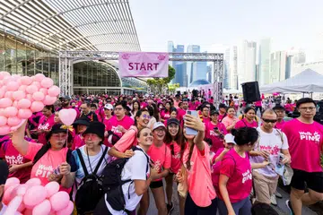 TUNJUK SOKONGAN: Lebih 3,500 peserta memberi sokongan bagi acara ‘Pink Ribbon Walk 2023’ anjuran Yayasan Barah Buah Dada (BCF).