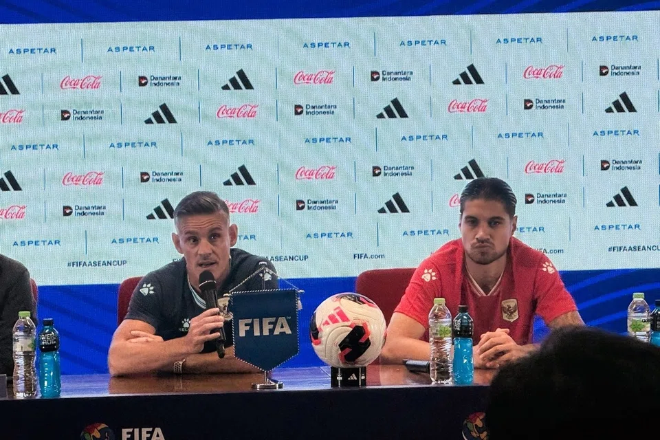 Jurulatih Indonesia, John Herdman (kiri), menganggap pasukan Singa sebagai pasukan yang berdisiplin dan mempunyai mentaliti kental menjelang pertemuan kedua-dua pasukan pada 25 September untuk aksi Piala Asean Fifa. Kapten pasukan, Kevin Diks (kanan), pula berkata beliau tidak sabar untuk menentang Singa, kini di tempat sendiri, selepas mereka seri 1-1 di Stadium Jalan Besar.