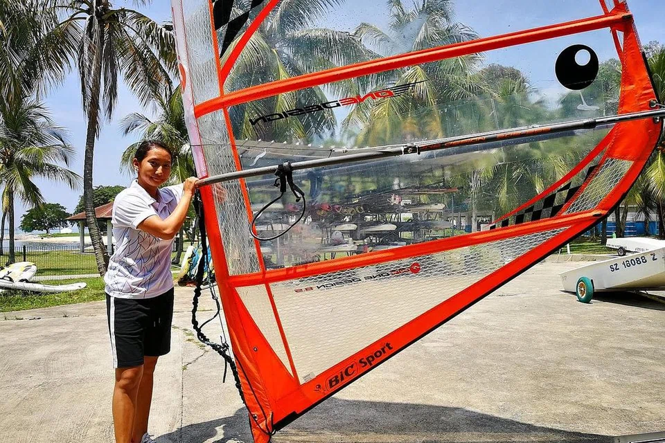 CITA-CITA TINGGI: Marsha (gambar atas) berharap pertandingan sulungnya dalam temasya sukan antarabangsa YOG akan menjadi batu lompatan buatnya untuk melayakkan diri dan bertanding dalam Sukan Olimpik 2024 kelak. - Foto BH oleh PUSAT LAYAR NASIONAL