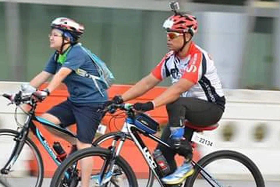 BARU PANDAI BERBASIKAL: Md Shariff (kanan) hanya belajar berbasikal dua tahun lalu. Gambar atas semasa beliau mengambil bahagian perlumbaan anjuran OCBC tahun lalu. - Foto ihsan MD SHARIFF ABDULLAH