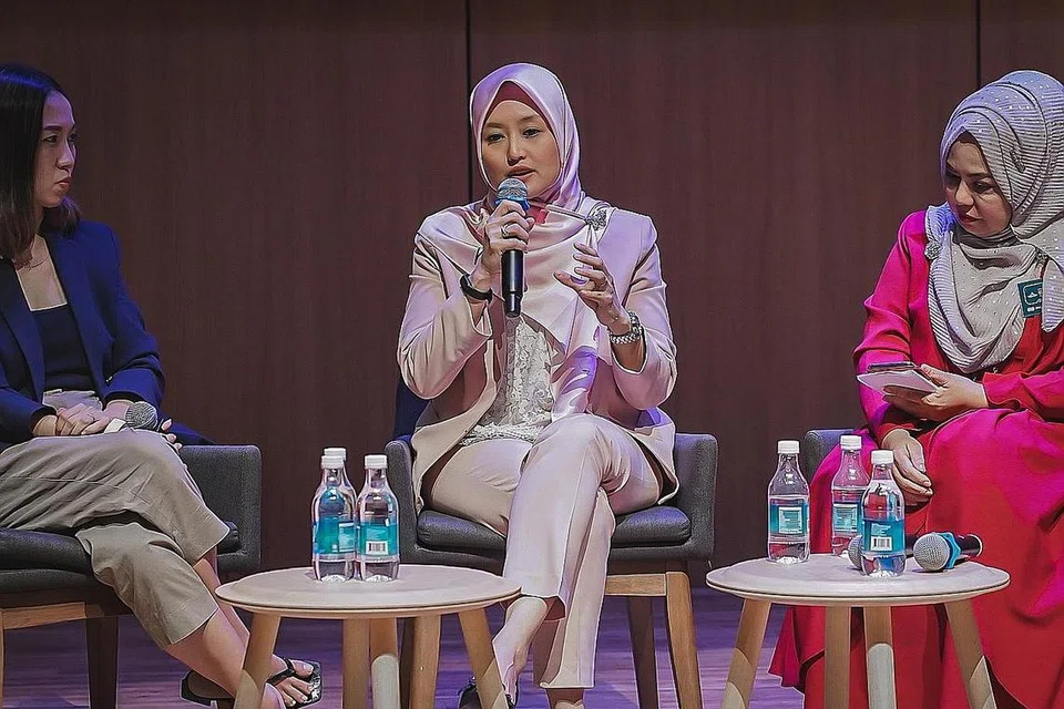 SESI DIALOG: Sesi dialog DEWIDigi 2022 semalam. - Foto BH oleh NUR DIYANA TAHA