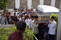 Dr Yudhoyono mengiringi jenazah isterinya, Cik Ani Yudhoyono, yang tiba di Kedutaan Indonesia di sini pada 1 Jun 2019.