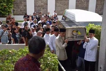 Dr Yudhoyono mengiringi jenazah isterinya, Cik Ani Yudhoyono, yang tiba di Kedutaan Indonesia di sini pada 1 Jun 2019.