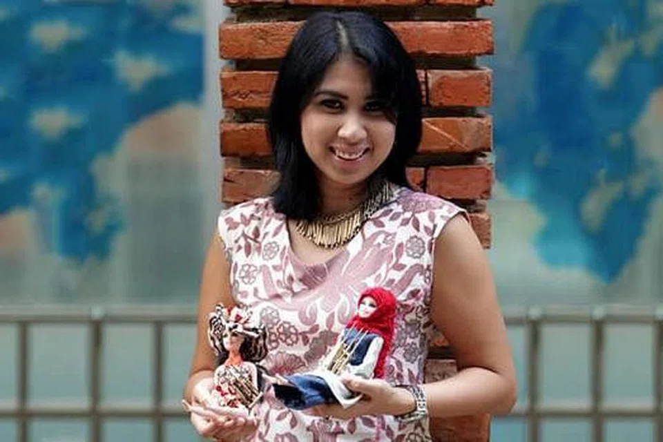 USAHAWAN SOSIAL: Pengasas Yayasan CFIC, Cik Lusia, menunjukkan boneka batik yang dibuat ibu-ibu tunggal dan kaum wanita yang pernah dipenjarakan.