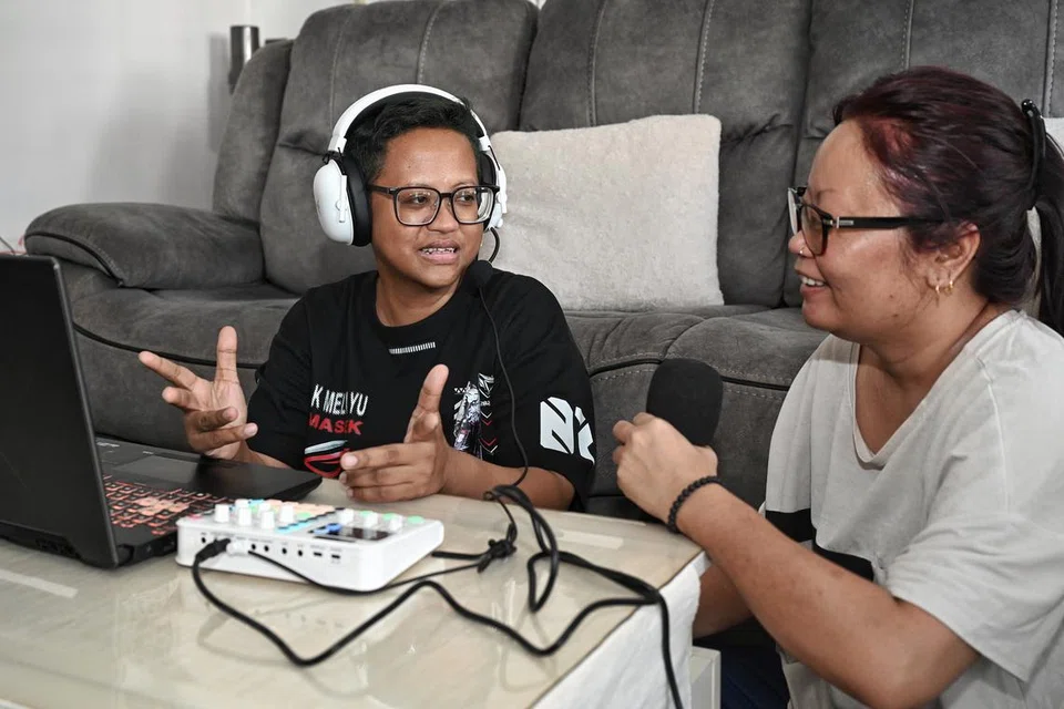 Pemandiri barah iaitu individu yang berikhtiar untuk hidup (survivor), Cik Aspalela Mohammed Hattah (kiri) hanya memerlukan komputer riba, fon telinga, mikrofon dan alat perakam audio untuk merakam sesi podcast, ‘Aku Pernah Alami’ di Spotify. Beliau bersama sepupunya, Cik Emillia Ismail.