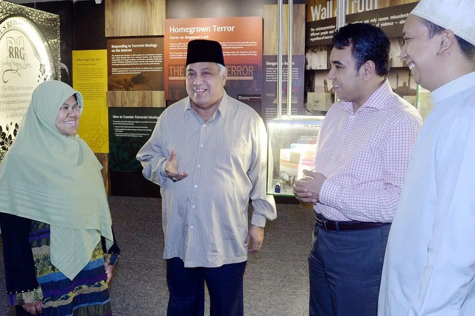 IKTIRAF SUMBANGAN: Penglibatan Ustaz Ali Haji Mohamed (dua dari kiri) dalam Kumpulan Pemulihan Keagamaan dihargai. - Foto fail 