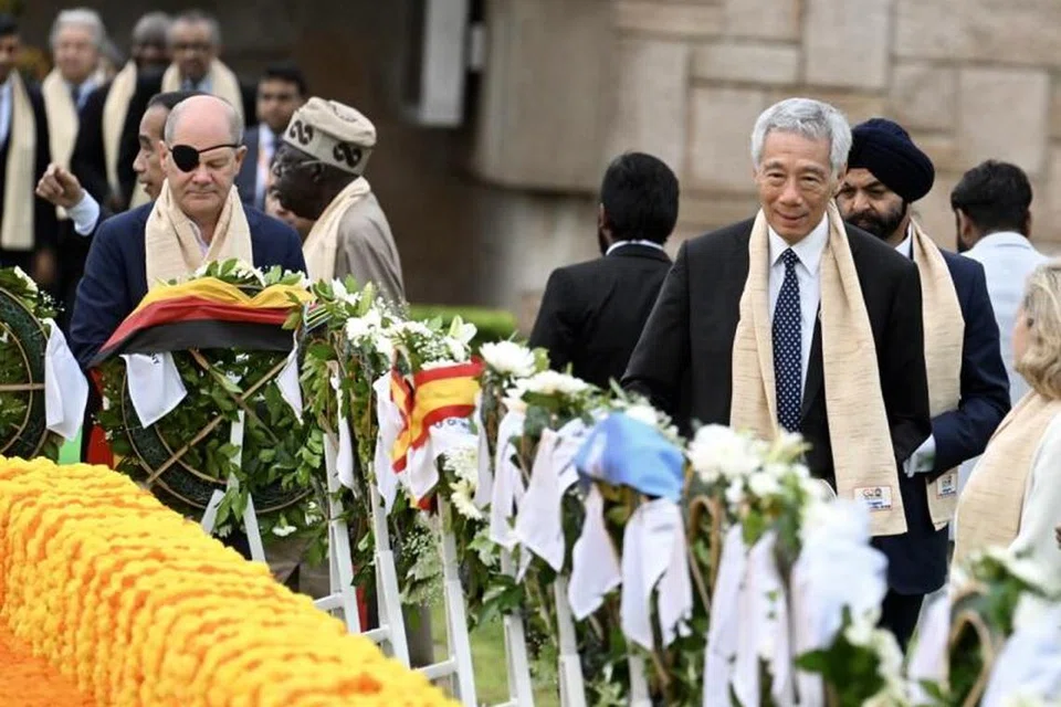 GALAK KERJASAMA LEBIH PADU: Perdana Menteri, Encik Lee Hsien Loong, menggesa Kumpulan 20 (G20) agar memberi dorongan kuat bagi memajukan rundingan mengenai pembaharuan Pertubuhan Perdagangan Dunia (WTO). Di dalam foto ini, Encik Lee menghadiri upacara meletakkan kalungan bunga bersama pemimpin G20 yang lain di Rajghat, yang merupakan kompleks peringatan dengan sesi memorial ditujukan kepada Mahatma Gandhi. 