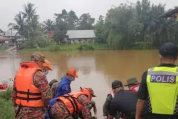 Anggota Jabatan Bomba dan Penyelamat Malaysia Sarawak menaikkan mayat mangsa yang ditemui selepas operasi pencarian digerakkan susulan  tragedi perahu penambang karam di Sungai Kayan, Kampung Selampit di Lundu, Kuching, Sarawak pada 20 Ogos lalu.