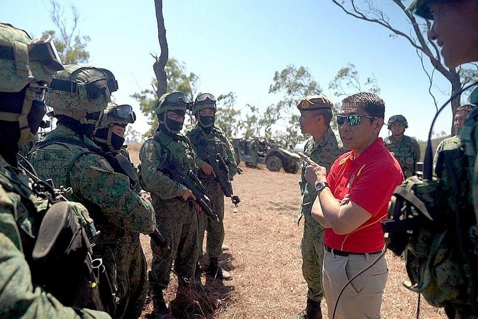 TINJAU TAPAK LATIHAN: Dr Mohamad Maliki Osman (kanan) memberi kata-kata perangsang kepada pegawai tentera yang menyertai Latihan Wallaby 2019 dalam kunjungan ke tapak latihan Shoalwater Bay di Queensland, Australia. - Foto MINDEF
