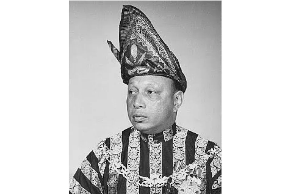 SEKILAS KEHIDUPAN KERABAT DI RAJA SILAM DI SINI - SULTAN ABU BAKAR RI'AYATUDDIN AL-MU'AZZAM SHAH: Sultan Pahang ini pernah memiliki dua istana di Singapura iaitu di Bedok dan di Sime Road. Datuk beliau memiliki Istana Pahang di Pulau Tekong, manakala kerabat-kerabatnya memiliki istana di Kampung Bahru. Beliau dikatakan biasa dilihat penduduk di kawasan sekitar Bedok Corner ketika berada di sini.