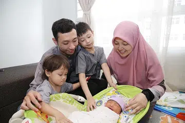 KECERIAAN RAMADAN PASANGAN ASATIZAH: Ustaz Helmi, dan Ustazah Hafidzah, bersama anak-anak mereka, Ahmad Muadz Al Harith, 5 tahun (kanan), Ahmad Saeid Al Halimi, 2 tahun, serta cahaya mata mereka Nur Khadijah Al Haniyyah. - Foto BH oleh TIMOTHY DAVID